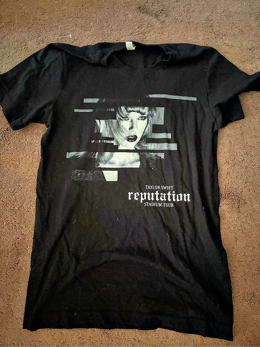 Taylor Swift Reputation Stadium Tour T-Shirt Size Small